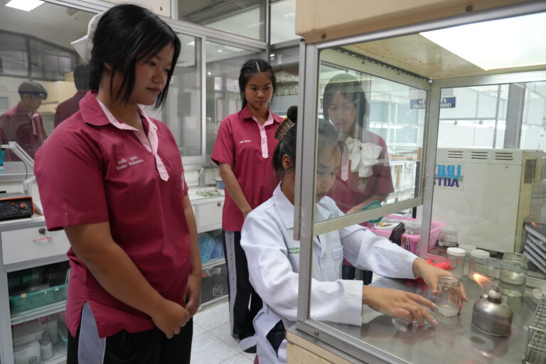 คณะวิทยาศาสตร์ มข. เปิดโลกทัศน์ทางวิทยาศาสตร์ ผ่านการอบรมปฏิบัติการจริง เปิดความรู้นอกห้องเรียน
