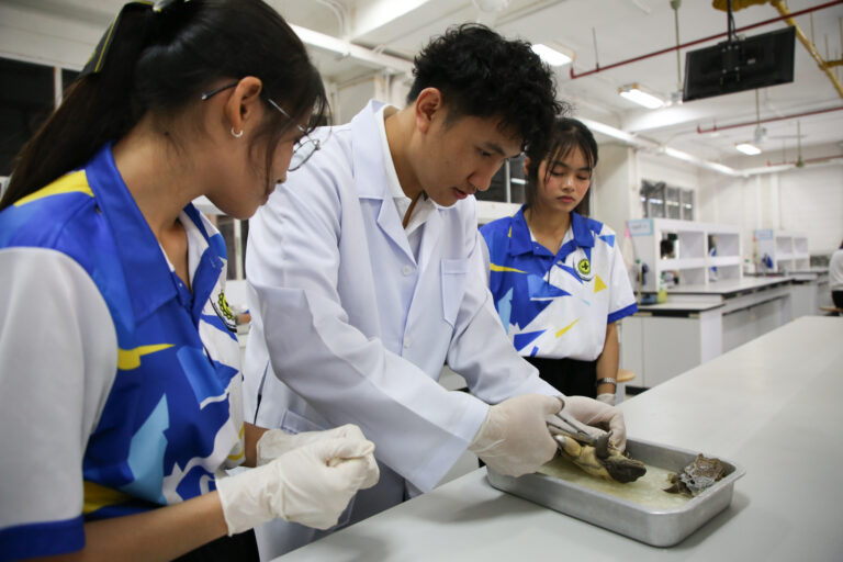 คณะวิทยาศาสตร์ มข. เสริมสร้างศักยภาพเยาวชน: นักเรียน 3 โรงเรียนเปิดประสบการณ์เรียนรู้วิทย์-คณิต ผ่านห้องปฏิบัติการจริง