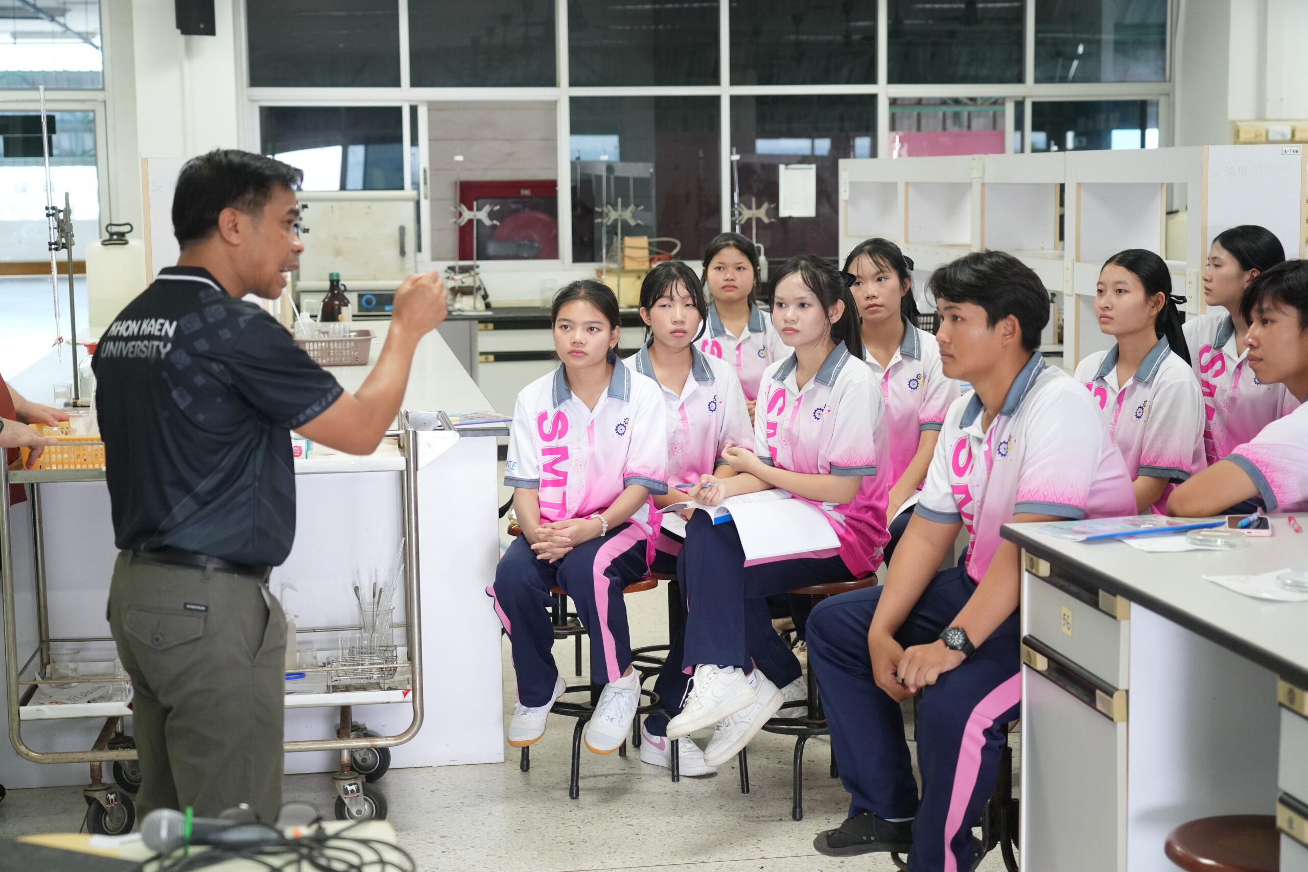 คณะวิทยาศาสตร์ มข. เสริมสร้างศักยภาพเยาวชนแก่คณะนักเรียน โรงเรียนเตรียมอุดมศึกษาภาคตะวันออกเฉียงเหนือ จ.สกลนคร เปิดประสบการณ์เรียนรู้วิทย์-คณิต ผ่านห้องปฏิบัติการจริง